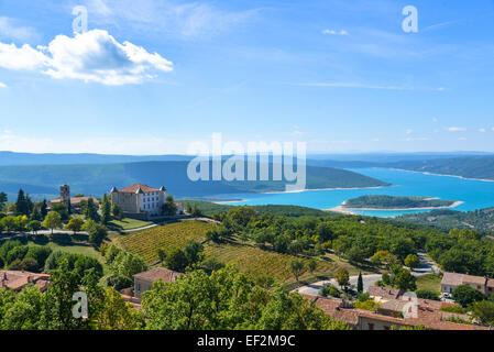 Blick am See St Croix mit Burg in Aiguines in der Provence Frankreich Stockfoto