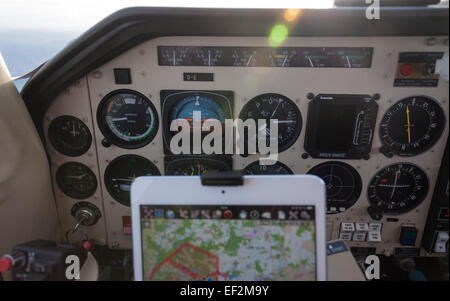 Nahaufnahme der Cockpit-Ansicht mit Ipad Mini als bewegte Kartenanzeige im Flug Mooney 201 M20J in 6250 ft über dem Meeresspiegel. Stockfoto