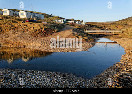 Grange Chine, Isle Of Wight, vermittelt Wasser Buddle Bach in der Nähe von Brighstone bis zum Meer neben Grange Farm und Urlaub Stellplatz Stockfoto