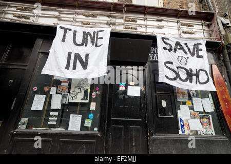 London, UK, UK. 25. Januar 2015. Einer der Sohos bekannteste Livemusik, 12 Bar, wo Adele, Keane und KT Tunstall debütiert UK gemacht, geschlossen nur vor über einer Woche. Aktivisten, die nannte sich "Bohemians 4 Soho" übernahm das Gebäude Anfang dieser Woche und konsolidiert Entwicklungen, der Besitzer des Gebäudes, ist bestrebt, die Besatzer zu vertreiben, die durch Soho Bewohner und Gehäuse Aktivisten unterstützt werden. © Velar Grant/ZUMA Wire/ZUMAPRESS.com/Alamy Live-Nachrichten Stockfoto