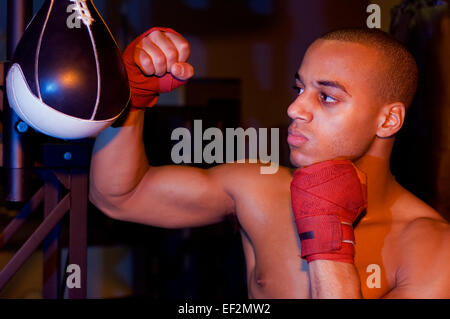 Boxer in der Turnhalle mit einer Geschwindigkeit Ball Boxsack Stockfoto