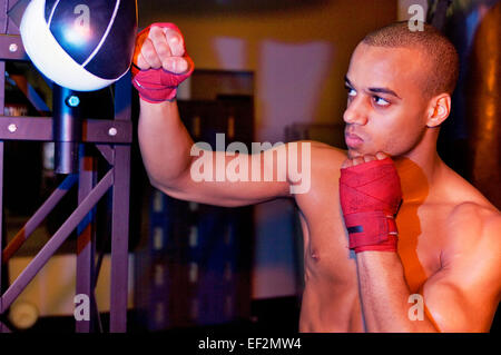 Boxer in der Turnhalle mit einer Geschwindigkeit Ball Boxsack Stockfoto