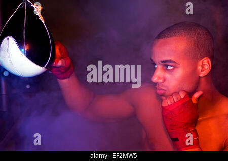 Boxer in der Turnhalle mit einer Geschwindigkeit Ball Boxsack Stockfoto