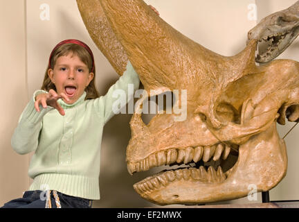 Junge Studentin im Museum von Dinosaurier Fossil anzeigen Stockfoto