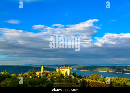 am See St Croix mit Burg in Aiguines in Frankreich anzeigen Stockfoto