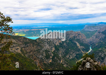 Blick auf Berge und See St Croix in Provence Frankreich Stockfoto