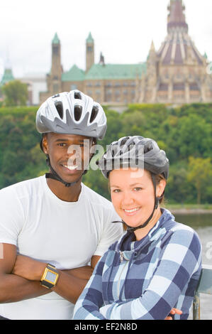 Radfahrer mit dem Parlamentsgebäude im Hintergrund Stockfoto