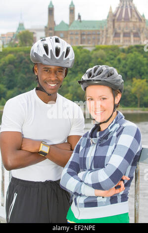 Radfahrer mit dem Parlamentsgebäude im Hintergrund Stockfoto