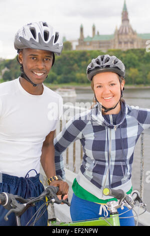 Radfahrer auf einer Brücke Stockfoto