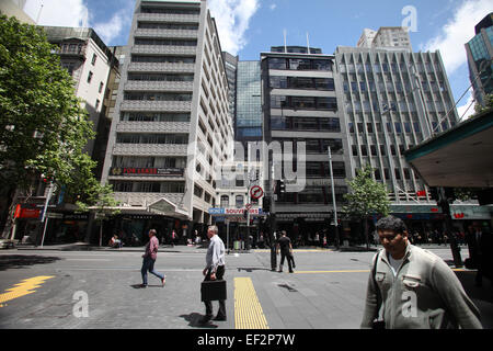 Fußgänger zu Fuß auf Queen Street, Auckland, Neuseeland Stockfoto