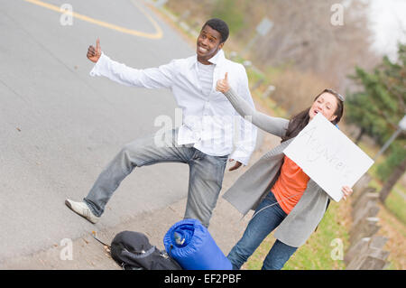 Zwei Menschen per Anhalter Stockfoto