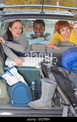 Drei Freunde in einem Auto mit ihrer Campingausrüstung Stockfoto