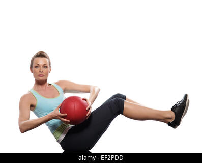 Frau mit Fitness-Ball Worrkout Haltung Übung Bauchmuskeln trainieren Körperhaltung auf weißem Hintergrund Studio isoliert Stockfoto