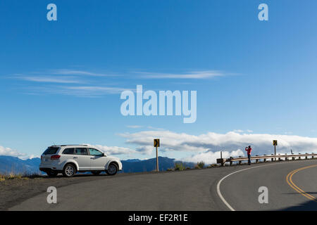 Junge weibliche Touristen fotografieren des Gebirges entlang der Hurricane Ridge Road in Olympic Nationalpark Stockfoto