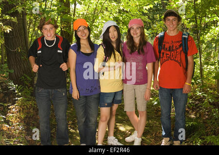 Gruppe von Freunden im Wald Stockfoto