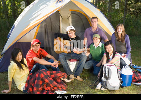 Gruppe von Freunden vor Zelt Stockfoto