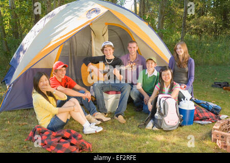 Gruppe von Freunden vor Zelt Stockfoto