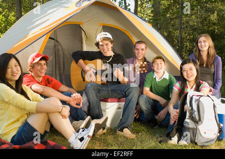 Gruppe von Freunden vor Zelt Stockfoto