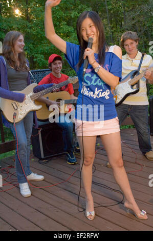 Teenager-Band spielt auf Terrasse Stockfoto
