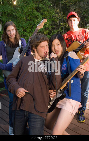 Teenager-Band spielt auf einer Außenterrasse Stockfoto