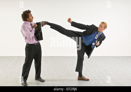 Zwei Geschäftsleute kämpfen Stockfoto