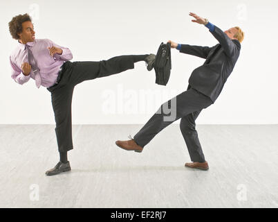 Zwei Geschäftsleute kämpfen Stockfoto