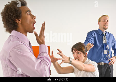 Mann als Frau Ausfallschritte auf ihn Gähnen Stockfoto