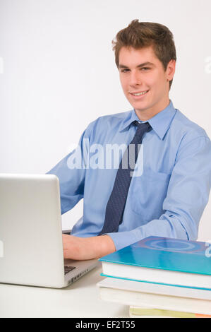 Geschäftsmann sitzt an seinem Schreibtisch Stockfoto