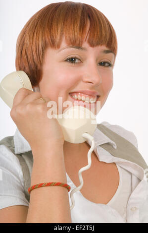 Hübsche rote kurzhaarige Frau am Telefon Stockfoto