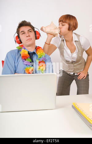 Frau Muschel neben Tagträumen Geschäftsmann hineinblasen Stockfoto