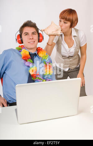 Hineinblasen Muschel neben Tagträumen Mann Frau Stockfoto