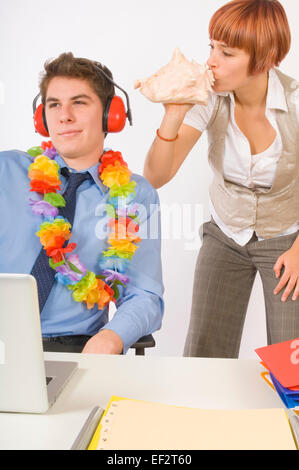 Hineinblasen Muschel neben Tagträumen Mann Frau Stockfoto