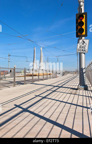 Portland Oregon new Tilikum crossing and pedestrian bridge under construction. Stockfoto