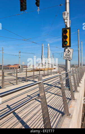 Portland Oregon new Tilikum crossing and pedestrian bridge under construction. Stockfoto