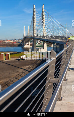 Portland Oregon new Tilikum crossing and pedestrian bridge under construction. Stockfoto