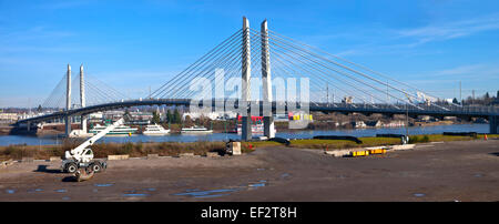 Portland Oregon new Tilikum crossing and pedestrian bridge under construction panorama. Stockfoto