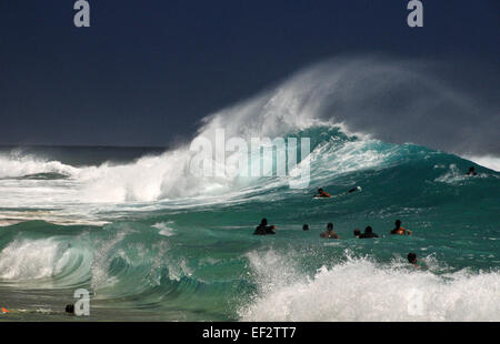 Riesige Wellen am Sandstrand, Oahu, Hawaii Stockfoto