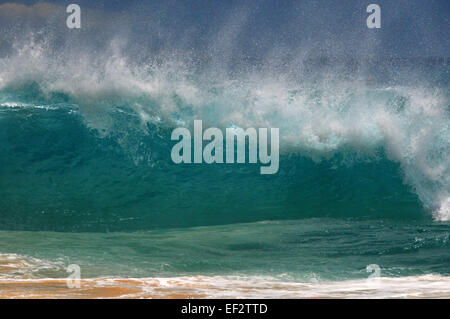 Riesige Wellen am Sandstrand, Oahu, Hawaii, USA Stockfoto