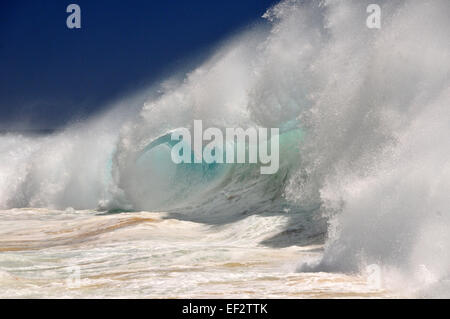 Riesige Wellen am Sandstrand, Oahu, Hawaii Stockfoto