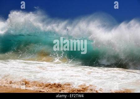 Riesige Wellen am Sandstrand, Oahu, Hawaii, USA Stockfoto