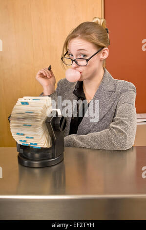 Büro der Rezeption Seifenblase mit Kaugummi Stockfoto