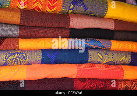 Bunte Tischdecken für Verkauf auf einem lokalen Flohmarkt in Bucerios, Mexiko. Stockfoto