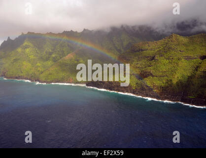 Luftaufnahme der Regenbogen und die Napali Küste, Kauai Stockfoto