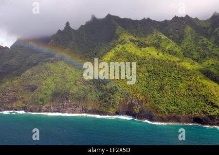 Luftaufnahme der Regenbogen und die Napali Küste, Kauai Stockfoto