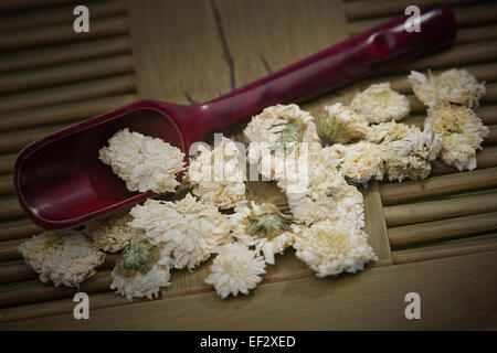 Ju Hua Tee. Chrysantheme Tee mit einem Holzlöffel auf einem Tee-Tablett. Stockfoto