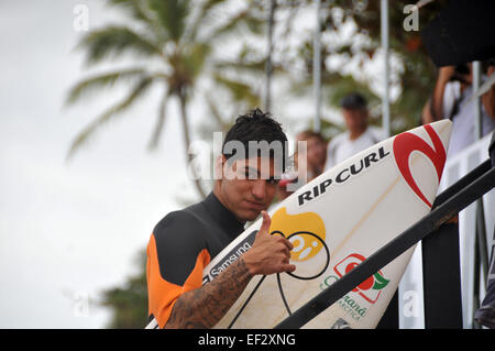 Brasilianisch pro-Surfer, Gabriel Medina, gibt der "Shaka" oder hängen lose am 2014 Pipemasters, Banzai Pipeline, Ehukai Strand Stockfoto