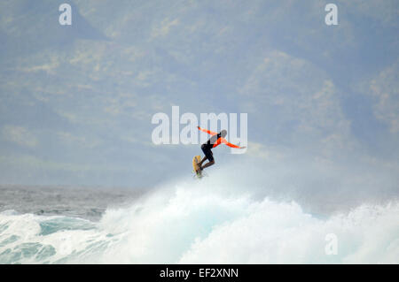 Surfer verlässt Monster Welle, Ehukai Beach Park, North Shore, Oahu, Hawaii, USA Stockfoto