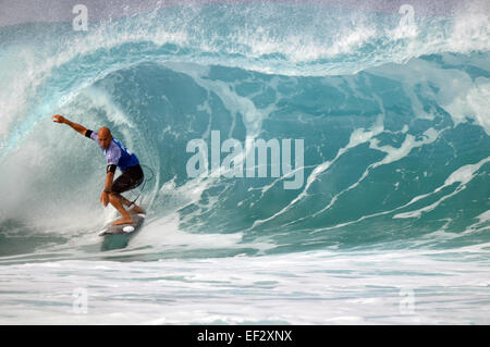 Pro-Surfer Kelly Slater, fängt ein Rohr an der 2014 Pipemasters, Banzai Pipeline, Ehukai Beach Park, North Shore, Oahu, Hawaii Stockfoto