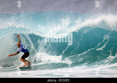 Pro-Surfer Kelly Slater, fängt ein Rohr an der 2014 Pipemasters, Banzai Pipeline, Ehukai Beach Park, North Shore, Oahu, Hawaii Stockfoto