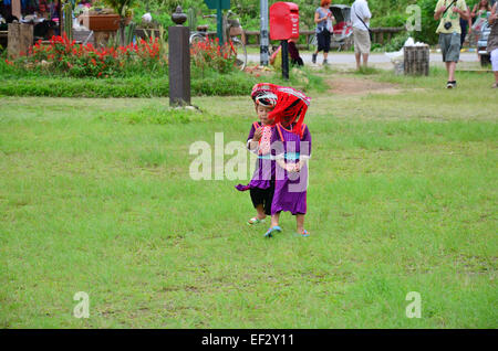 Kinder Hmong Leute Doi Kiew Lom warten zur Verfügung der Reisenden für Take Foto mit ihnen in Mae Hong Son, Thailand. Stockfoto